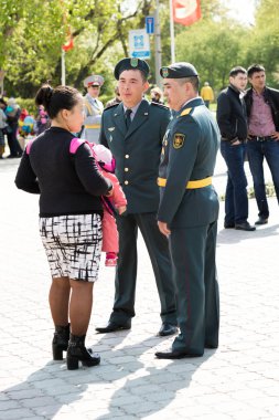 Petropavlovsk 7 Mayıs 2016: Resmi tatil. Defender'ı vatan günün Kazakistan'da 7 Mayıs kutladı. Asker ve askeri. Toplu kutlamalar insanlar.