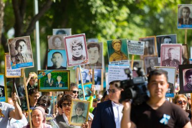 Shymkent, Kazakistan 9 Mayıs 2017: Ölümsüz alayı. Halk festivaller insan. Büyük Vatanseverlik Savaşı 1941-1945, Kızıl Ordu ve Sovyet halkının Zafer Bayramı.