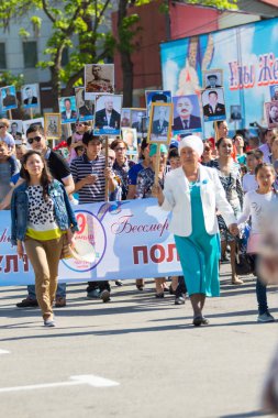Shymkent, Kazakistan 9 Mayıs 2017: Ölümsüz alayı. Halk festivaller insan. Büyük Vatanseverlik Savaşı 1941-1945, Kızıl Ordu ve Sovyet halkının Zafer Bayramı.