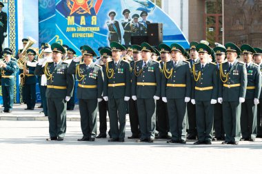 Petropavlovsk 7 Mayıs 2016: Resmi tatil. Defender'ı vatan günün Kazakistan'da 7 Mayıs kutladı. Asker ve askeri. Toplu kutlamalar insanlar.