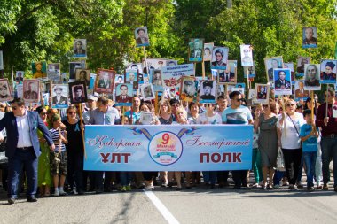 Shymkent, Kazakistan 9 Mayıs 2017: Ölümsüz alayı. Halk festivaller insan. Büyük Vatanseverlik Savaşı 1941-1945, Kızıl Ordu ve Sovyet halkının Zafer Bayramı.