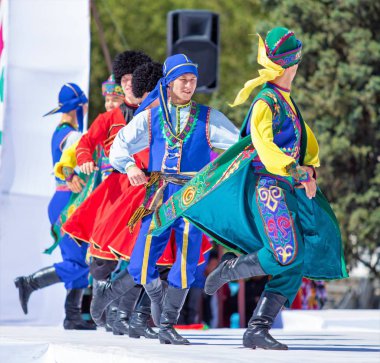 Shymkent, Kazakistan - 1 Mayıs 2017: Kazakistan halklarının Ulusal kostümleri dansçılar. 1 Mayıs Kazakistan halkının birlik gün işaretler