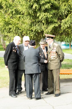 Petropavlovsk 7 Mayıs 2016: Resmi tatil. Defender'ı vatan günün Kazakistan'da 7 Mayıs kutladı. Asker ve askeri. Toplu kutlamalar insanlar.