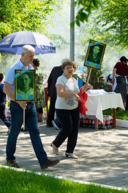 Shymkent, Kazakistan 9 Mayıs 2017: Ölümsüz alayı. Halk festivaller insan. Büyük Vatanseverlik Savaşı 1941-1945, Kızıl Ordu ve Sovyet halkının Zafer Bayramı.