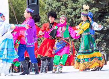 Shymkent, Kazakistan - 1 Mayıs 2017: Kazakistan halklarının Ulusal kostümleri dansçılar. 1 Mayıs Kazakistan halkının birlik gün işaretler