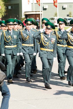 Petropavlovsk 7 Mayıs 2016: Resmi tatil. Defender'ı vatan günün Kazakistan'da 7 Mayıs kutladı. Asker ve askeri. Toplu kutlamalar insanlar.