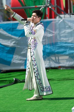 Shymkent, Kazakistan - 1 Mayıs 2017: Kazakistan şarkıları söyleyerek. 1 Mayıs Kazakistan halkının birlik gün işaretler