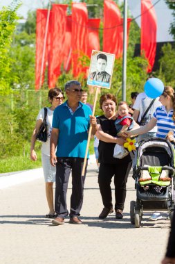 Shymkent, Kazakistan 9 Mayıs 2017: Ölümsüz alayı. Halk festivaller insan. Büyük Vatanseverlik Savaşı 1941-1945, Kızıl Ordu ve Sovyet halkının Zafer Bayramı.