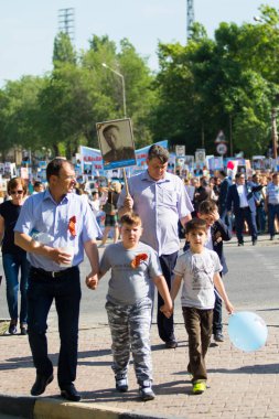 Shymkent, Kazakistan 9 Mayıs 2017: Ölümsüz alayı. Halk festivaller insan. Büyük Vatanseverlik Savaşı 1941-1945, Kızıl Ordu ve Sovyet halkının Zafer Bayramı.