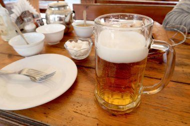 Bira bardağı yemek masasında