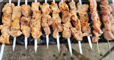 Kömüre pişmiş et şiş şiş üzerinde