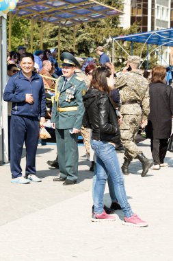 Petropavlovsk 7 Mayıs 2016: Resmi tatil. Defender'ı vatan günün Kazakistan'da 7 Mayıs kutladı. Asker ve askeri. Toplu kutlamalar insanlar.