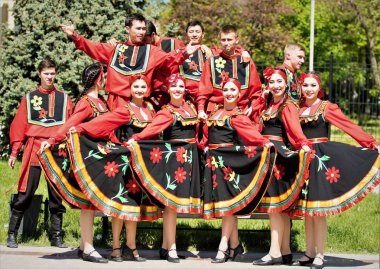 Shymkent, Kazakistan - 1 Mayıs 2017: Şarkıcı ve ulusal kostümleri dansçılar. 1 Mayıs Kazakistan halkının birlik gün işaretler