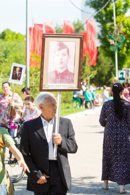 Shymkent, Kazakistan 9 Mayıs 2017: Ölümsüz alayı. Halk festivaller insan. Büyük Vatanseverlik Savaşı 1941-1945, Kızıl Ordu ve Sovyet halkının Zafer Bayramı.