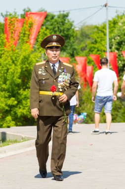 Shymkent, Kazakistan 9 Mayıs 2017: Ölümsüz alayı. Halk festivaller insan. Büyük Vatanseverlik Savaşı 1941-1945, Kızıl Ordu ve Sovyet halkının Zafer Bayramı.