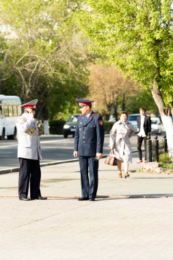 Petropavlovsk 7 Mayıs 2016: Resmi tatil. Defender'ı vatan günün Kazakistan'da 7 Mayıs kutladı. Asker ve askeri. Toplu kutlamalar insanlar.