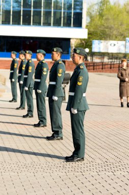 Petropavlovsk 7 Mayıs 2016: Resmi tatil. Defender'ı vatan günün Kazakistan'da 7 Mayıs kutladı. Asker ve askeri. Toplu kutlamalar insanlar.