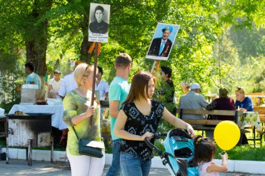 Shymkent, Kazakistan 9 Mayıs 2017: Ölümsüz alayı. Halk festivaller insan. Büyük Vatanseverlik Savaşı 1941-1945, Kızıl Ordu ve Sovyet halkının Zafer Bayramı.