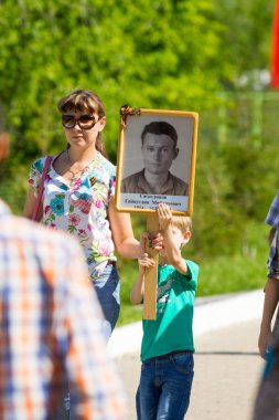 Shymkent, Kazakistan 9 Mayıs 2017: Ölümsüz alayı. Halk festivaller insan. Büyük Vatanseverlik Savaşı 1941-1945, Kızıl Ordu ve Sovyet halkının Zafer Bayramı.