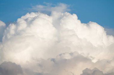 Güçlü bir şekilde kümülüs bulutlar gökyüzünde, Cumulonimbus beyaz