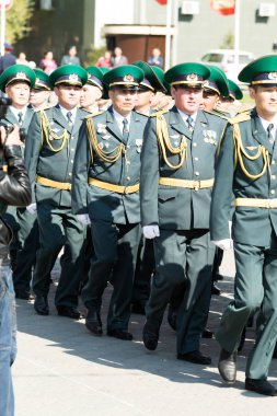 Petropavlovsk 7 Mayıs 2016: Resmi tatil. Defender'ı vatan günün Kazakistan'da 7 Mayıs kutladı. Asker ve askeri. Toplu kutlamalar insanlar.