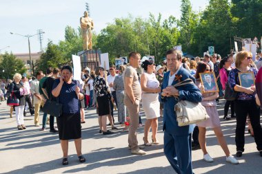 Shymkent, Kazakistan 9 Mayıs 2017: Ölümsüz alayı. Halk festivaller insan. Büyük Vatanseverlik Savaşı 1941-1945, Kızıl Ordu ve Sovyet halkının Zafer Bayramı.