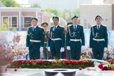 Shymkent, Kazakistan 9 Mayıs 2017: Ölümsüz alayı. Halk festivaller insan. Büyük Vatanseverlik Savaşı 1941-1945, Kızıl Ordu ve Sovyet halkının Zafer Bayramı.