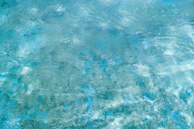 Su havuzu arka planda