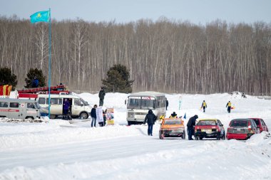 Petropavlovsk, Kazakistan - 6 Mart 2016: Fincan Urallar, Sibirya ve Kazakistan kış parça yarış. Yarış pisti Bishkul Kuzey Kazakistan 2016.