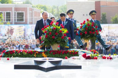 Shymkent, Kazakistan 9 Mayıs 2017: Ölümsüz alayı. Halk festivaller insan. Büyük Vatanseverlik Savaşı 1941-1945, Kızıl Ordu ve Sovyet halkının Zafer Bayramı.