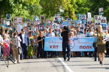 Shymkent, Kazakistan 9 Mayıs 2017: Ölümsüz alayı. Halk festivaller insan. Büyük Vatanseverlik Savaşı 1941-1945, Kızıl Ordu ve Sovyet halkının Zafer Bayramı.