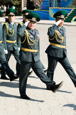 Petropavlovsk 7 Mayıs 2016: Resmi tatil. Defender'ı vatan günün Kazakistan'da 7 Mayıs kutladı. Asker ve askeri. Toplu kutlamalar insanlar.