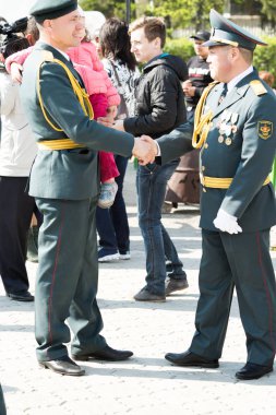 Petropavlovsk 7 Mayıs 2016: Resmi tatil. Defender'ı vatan günün Kazakistan'da 7 Mayıs kutladı. Asker ve askeri. Toplu kutlamalar insanlar.