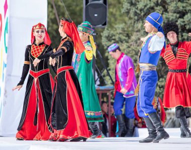 Shymkent, Kazakistan - 1 Mayıs 2017: Kazakistan halklarının Ulusal kostümleri dansçılar. 1 Mayıs Kazakistan halkının birlik gün işaretler
