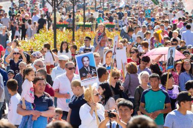 Shymkent, Kazakistan 9 Mayıs 2017: Ölümsüz alayı. Halk festivaller insan. Büyük Vatanseverlik Savaşı 1941-1945, Kızıl Ordu ve Sovyet halkının Zafer Bayramı.