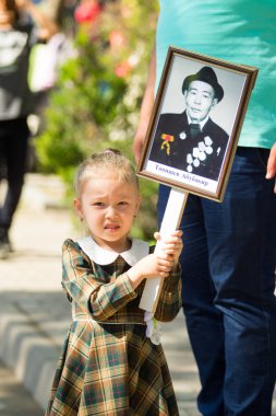 Shymkent, Kazakistan 9 Mayıs 2017: Ölümsüz alayı. Halk festivaller insan. Büyük Vatanseverlik Savaşı 1941-1945, Kızıl Ordu ve Sovyet halkının Zafer Bayramı.