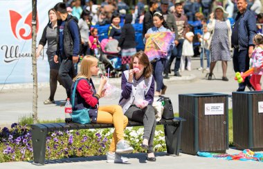 Shymkent, Kazakistan - 1 Mayıs 2017: İnsanlar kutlamak tatil, kitlesel festivaller. 1 Mayıs Kazakistan halkının birlik gün işaretler