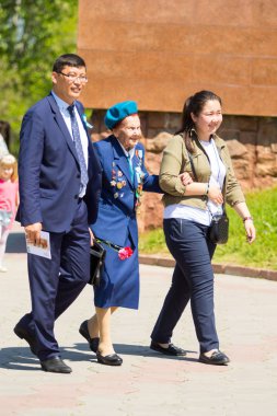 Shymkent, Kazakistan 9 Mayıs 2017: Ölümsüz alayı. Halk festivaller insan. Büyük Vatanseverlik Savaşı 1941-1945, Kızıl Ordu ve Sovyet halkının Zafer Bayramı.