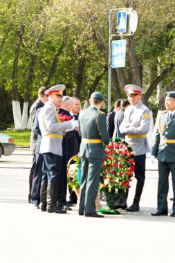Petropavlovsk 7 Mayıs 2016: Resmi tatil. Defender'ı vatan günün Kazakistan'da 7 Mayıs kutladı. Asker ve askeri. Toplu kutlamalar insanlar.