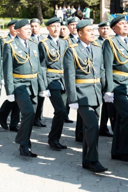 Petropavlovsk 7 Mayıs 2016: Resmi tatil. Defender'ı vatan günün Kazakistan'da 7 Mayıs kutladı. Asker ve askeri. Toplu kutlamalar insanlar.