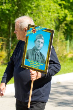 Shymkent, Kazakistan 9 Mayıs 2017: Ölümsüz alayı. Halk festivaller insan. Büyük Vatanseverlik Savaşı 1941-1945, Kızıl Ordu ve Sovyet halkının Zafer Bayramı.