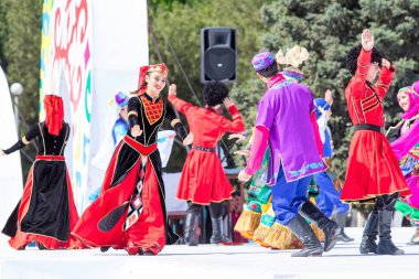 Shymkent, Kazakistan - 1 Mayıs 2017: Kazakistan halklarının Ulusal kostümleri dansçılar. 1 Mayıs Kazakistan halkının birlik gün işaretler