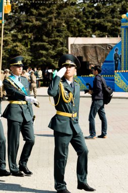 Petropavlovsk 7 Mayıs 2016: Resmi tatil. Defender'ı vatan günün Kazakistan'da 7 Mayıs kutladı. Asker ve askeri. Toplu kutlamalar insanlar.