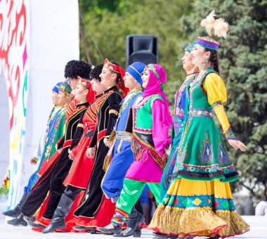 Shymkent, Kazakistan - 1 Mayıs 2017: Kazakistan halklarının Ulusal kostümleri dansçılar. 1 Mayıs Kazakistan halkının birlik gün işaretler