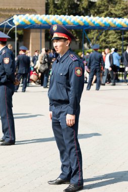 Petropavlovsk 7 Mayıs 2016: Resmi tatil. Defender'ı vatan günün Kazakistan'da 7 Mayıs kutladı. Asker ve askeri. Toplu kutlamalar insanlar.