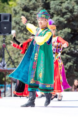 Shymkent, Kazakistan - 1 Mayıs 2017: Kazakistan halklarının Ulusal kostümleri dansçılar. 1 Mayıs Kazakistan halkının birlik gün işaretler