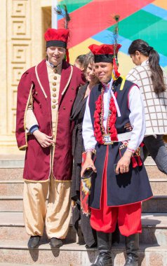 Shymkent, Kazakistan - 1 Mayıs 2017: Kazakistan halklarının Ulusal kostümleri dansçılar. 1 Mayıs Kazakistan halkının birlik gün işaretler