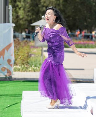 Shymkent, Kazakistan - 1 Mayıs 2017: Kazakistan şarkıları söyleyerek. 1 Mayıs Kazakistan halkının birlik gün işaretler