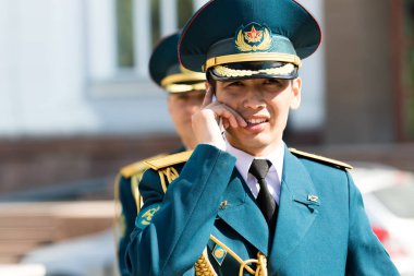 Petropavlovsk 7 Mayıs 2016: Resmi tatil. Defender'ı vatan günün Kazakistan'da 7 Mayıs kutladı. Asker ve askeri. Toplu kutlamalar insanlar.