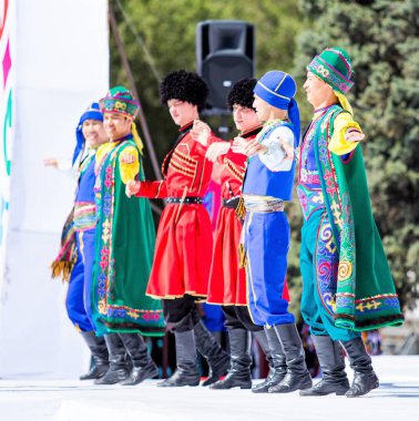 Shymkent, Kazakistan - 1 Mayıs 2017: Kazakistan halklarının Ulusal kostümleri dansçılar. 1 Mayıs Kazakistan halkının birlik gün işaretler